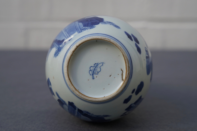 Een Chinese blauwwitte kalebasvaas met figuratief decor, Kangxi